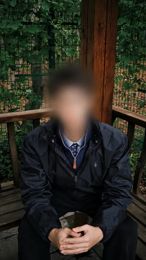 图3姿态与场景参考：人物坐在林间木亭中
